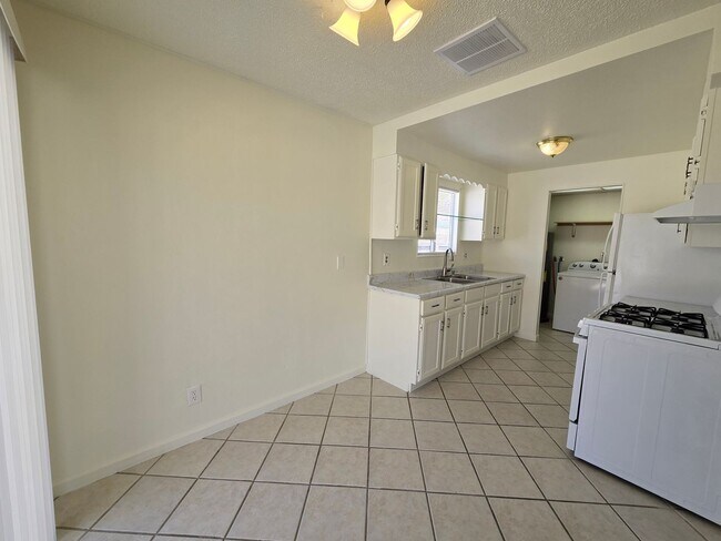 Building Photo - 5239 Erin Cir