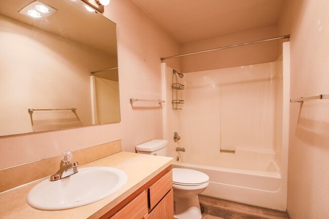 Building Photo - Spacious Langley Condo with Private Rear Y...