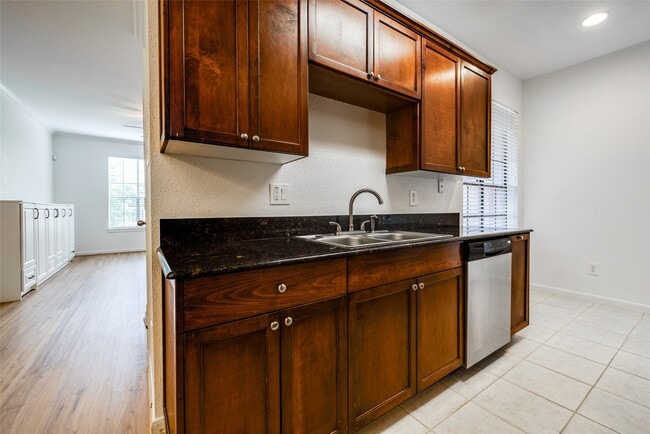 Building Photo - 2255 Braeswood Park Dr