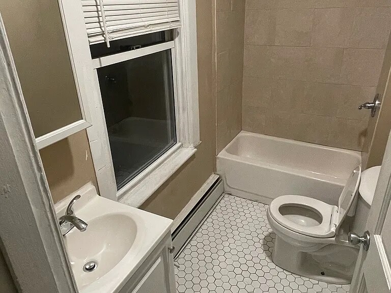 Building Photo - 8 Bagley St