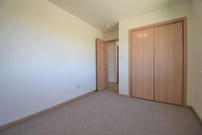 Building Photo - 3Bed 1.5Ba Townhouse with GARAGE! Great Location!