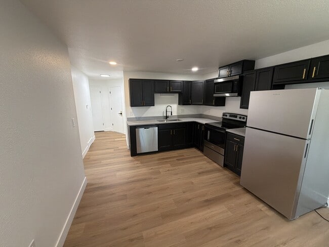Building Photo - 250 N 11th Ct
