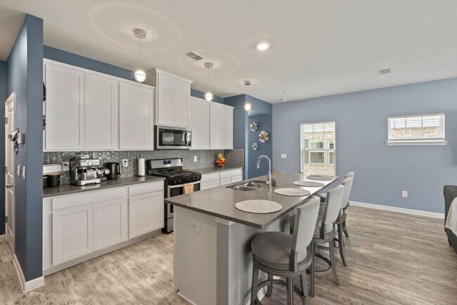 Building Photo - Gorgeous 3 BR/2.5 BA Townhome in Marietta-...