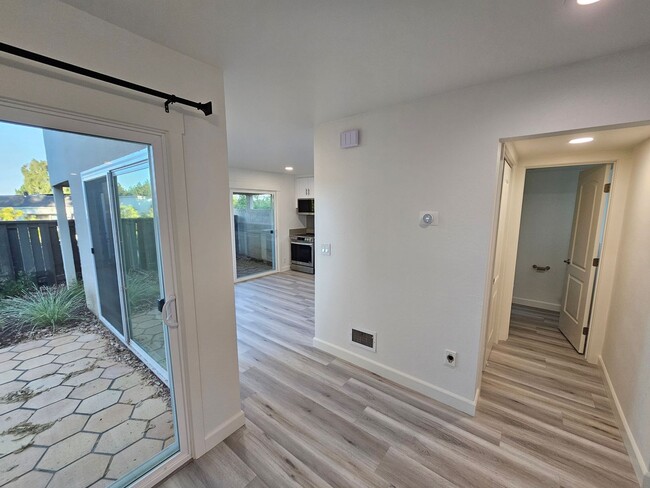 Building Photo - Gorgeous COMLETELY RENOVATED 3 Bed/2.5 Bat...