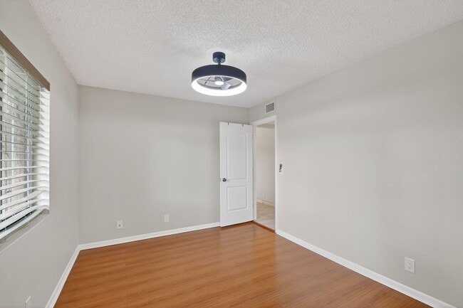 Building Photo - 511 Shady Pine Way