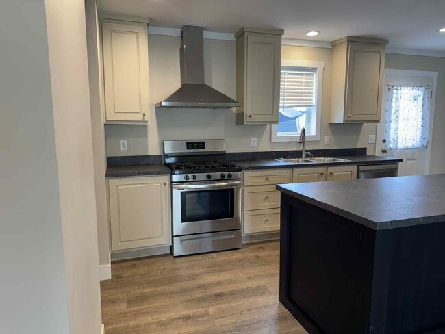 Building Photo - 48571 Lakeview Cir