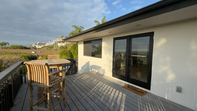 Building Photo - Ocean Views from this remodeled one bedroom!