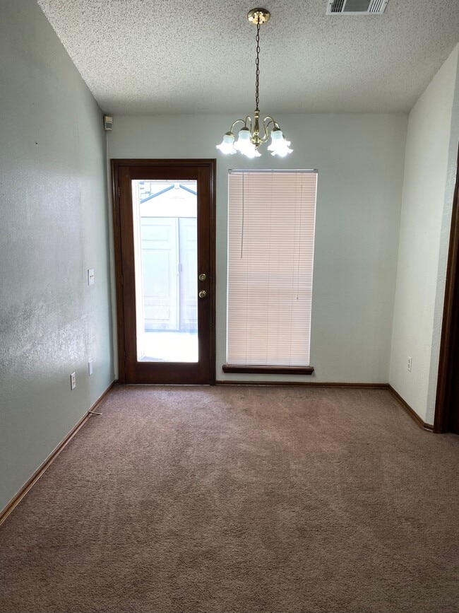 Building Photo - 2122 Meench Dr