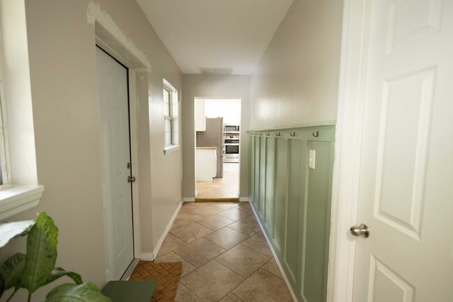 Building Photo - 650 S Park Ave