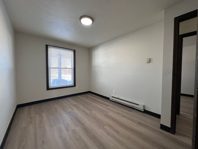 Building Photo - Noble Estates |||