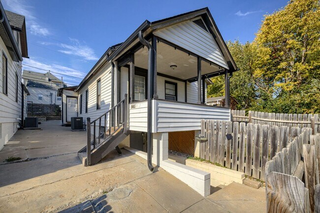 Building Photo - Cozy 2 Bedroom With Fenced Yard & Parking, Minutes from Old Market!!