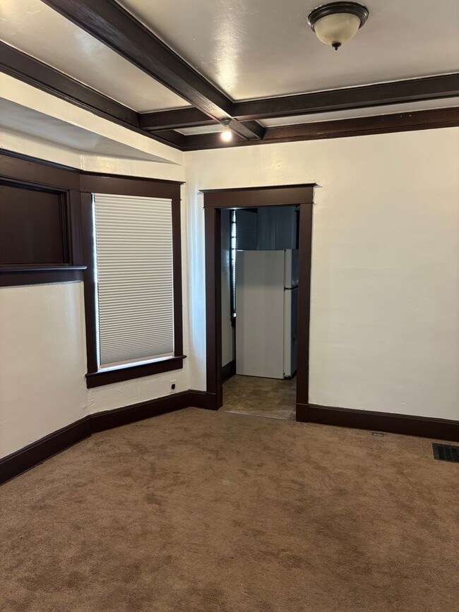 Building Photo - Great 2 Bedroom Available- $1,000