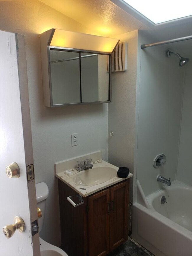 Building Photo - 638 Miles Ave