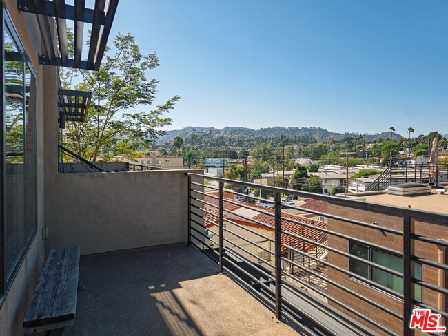 Building Photo - 2926 Rowena Ave