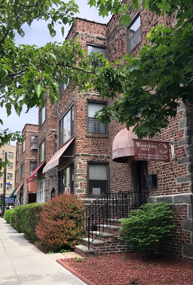 Building Photo - 235 Larchmont Ave