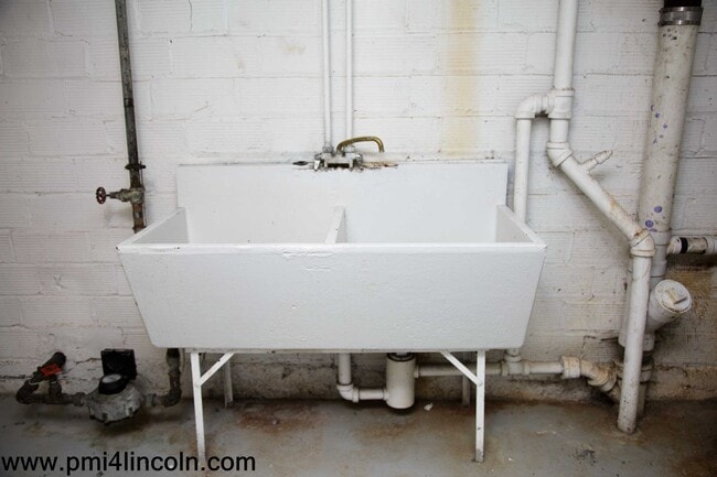 Building Photo - Remodeled, Furnished 1 Bedroom Apartment Available Now!