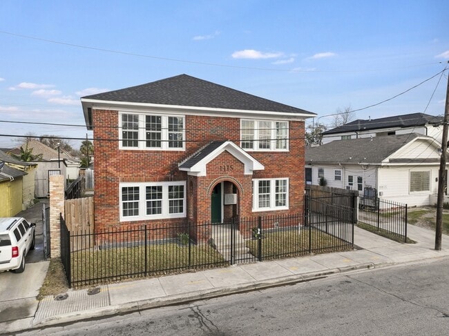 Building Photo - 1115 Hogan St