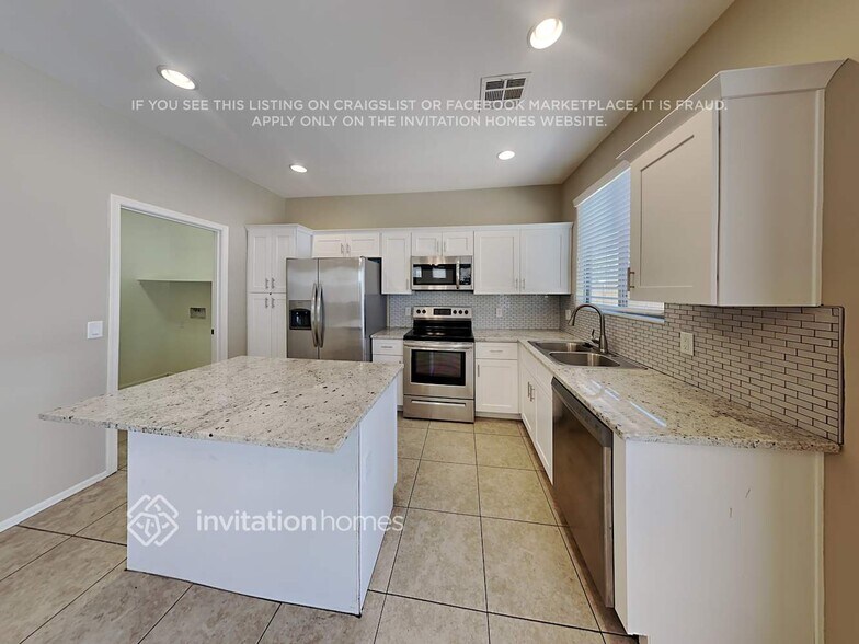 Building Photo - 17412 W Mandalay Ln