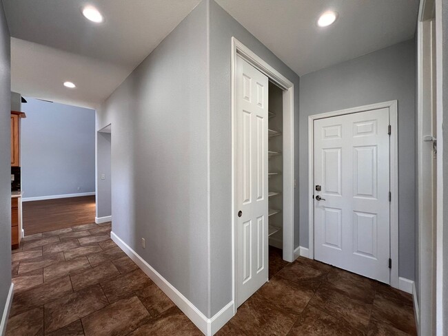 Building Photo - FANTASTIC 2 STORY HOME, 3 bedroom, 2.5 bat...