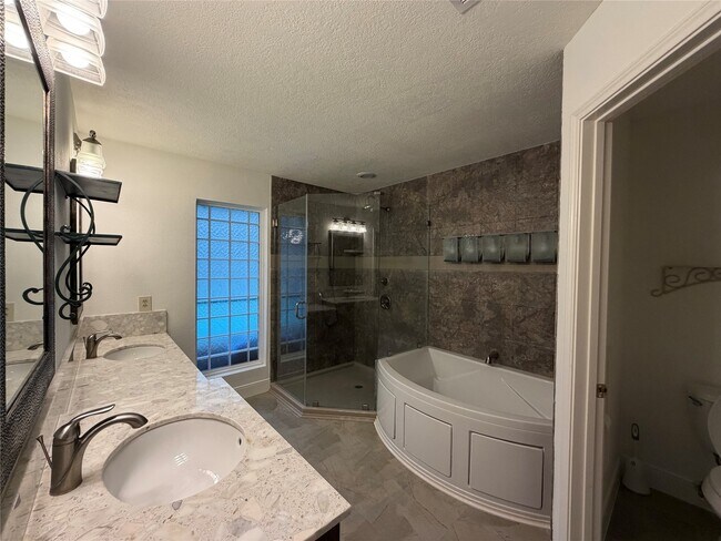 Building Photo - 3906 Hazelwood Dr