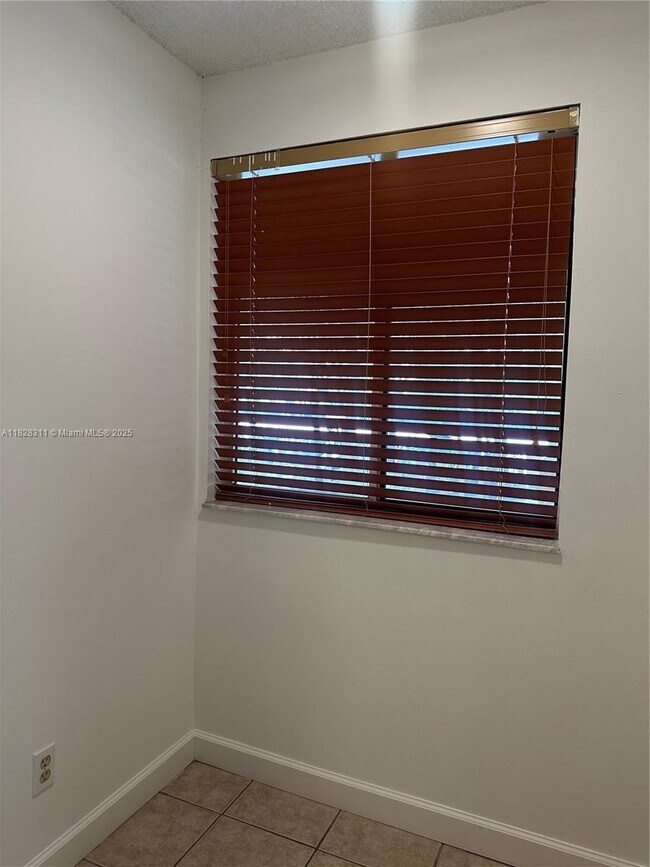 Building Photo - 906 Coral Club Dr