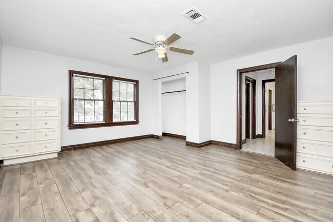 Building Photo - 109 Amundsen St