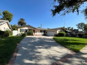 Building Photo - Canoga Park 3BR w/pool + great backyard, o...