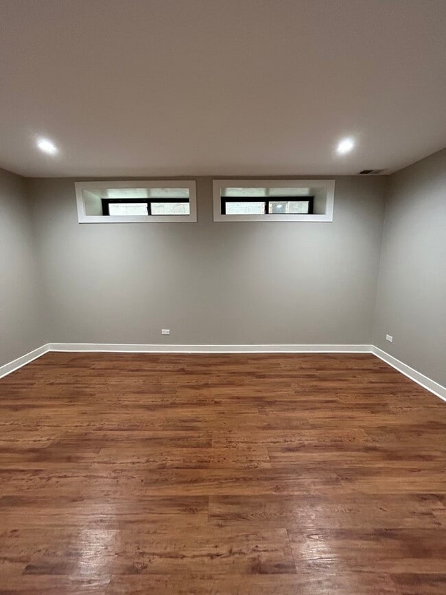 Building Photo - 753 W Buckingham Pl