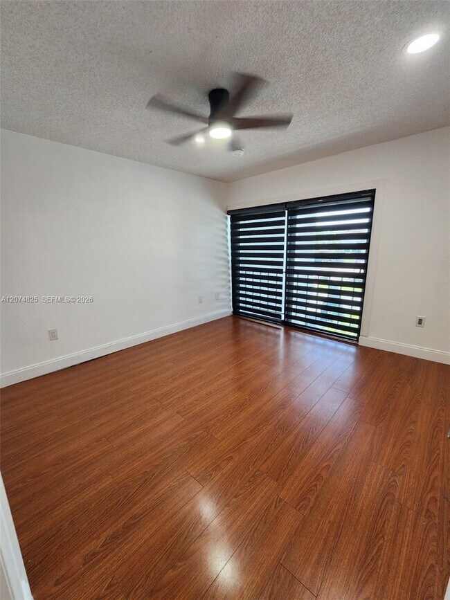 Building Photo - 6518 Kendale Lakes Dr