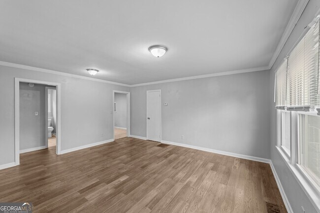 Building Photo - 147 Burnside St