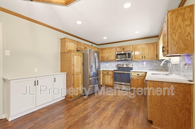 Building Photo - 125 SE Topaz Dr