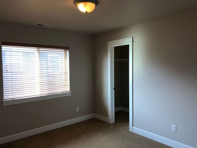 Building Photo - 4 Bedroom / 2.5 Bathroom Home in SE Bend