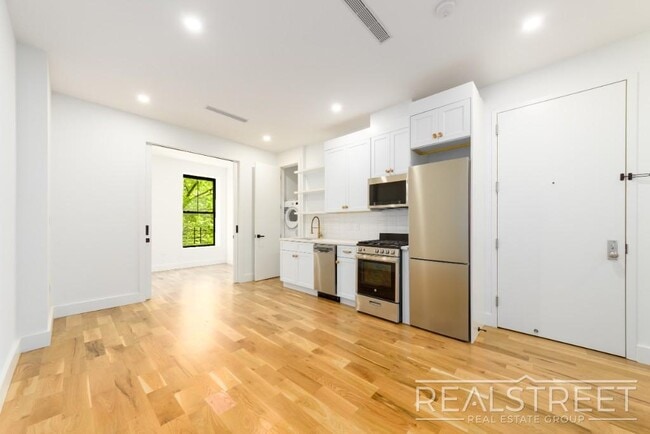 Building Photo - Brand New 3 Bed 3 Bath in Bed Stuy Brownst...