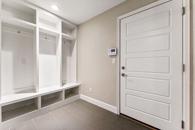 Building Photo - Modern End Unit in the Meadows!