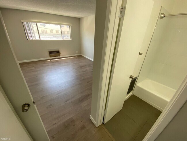 Building Photo - 1208 S Norton Ave