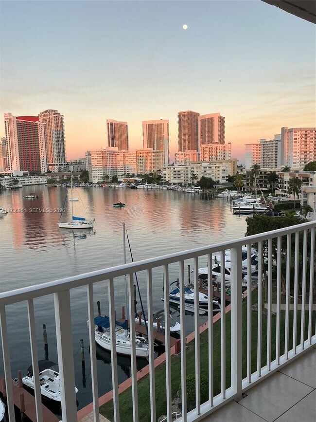 Building Photo - 400 Golden Isles Dr