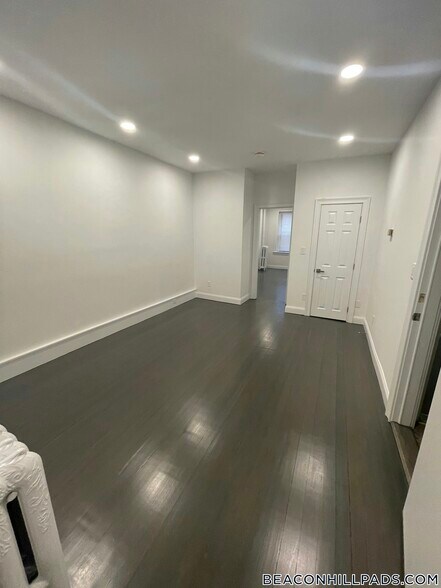 Building Photo - 31 Temple St