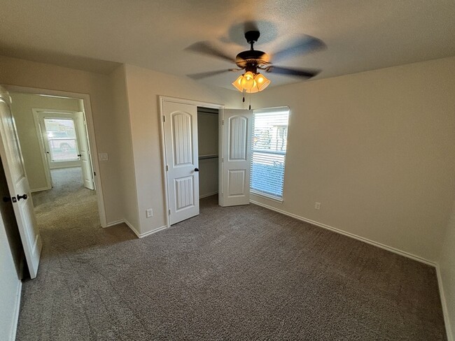 Building Photo - 3 bed 2 bath with 2 car garage located in ...