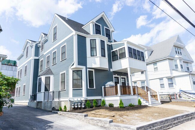 Building Photo - 66 Linden St