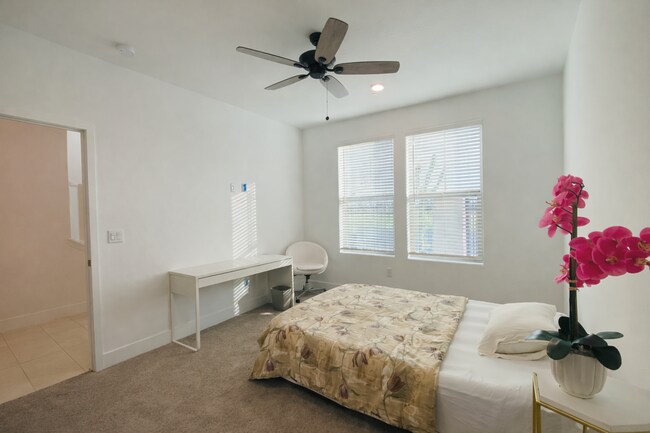 Building Photo - Modern Clovis Town Home, 2BR/2BA, CUSD w/ Solar