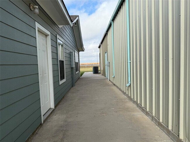 Building Photo - 14405-14405 FM973