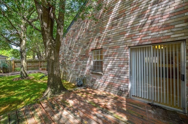 Building Photo - 7807 Maple Brook Ln