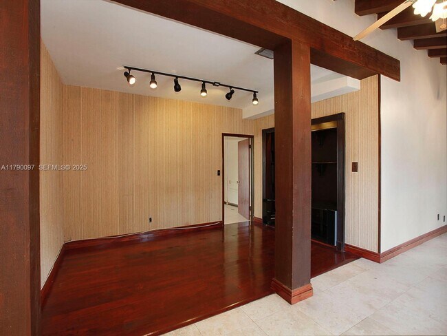 Building Photo - 339 NE 96th St