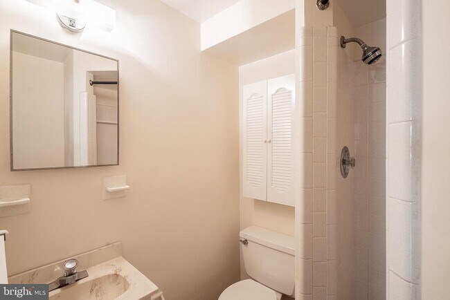 Building Photo - 6608 Fairlawn Dr