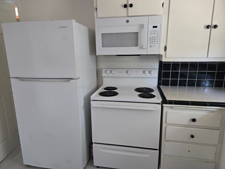 Clean white appliances recently replaced - 2863 Colorado Ave