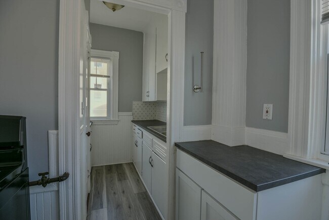 Building Photo - 407-409-409 Bolton St