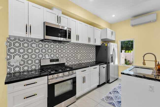 Building Photo - 17812 Parthenia St