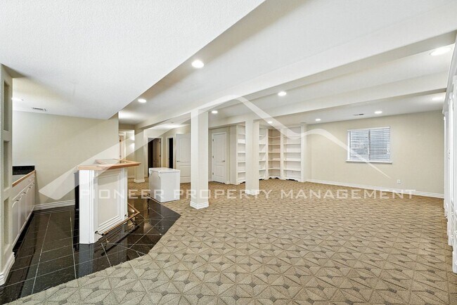 Building Photo - Luxury Meets Location – Impeccable 5BR Hom...