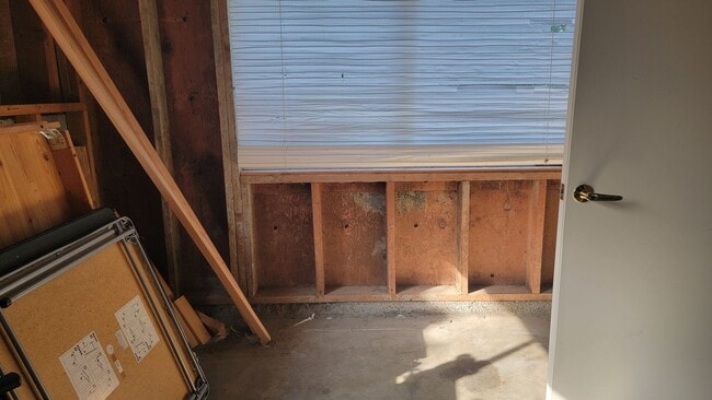Building Photo - Bright and Spacious vintage 2 bedroom apar...