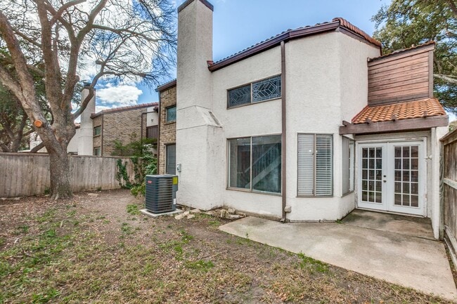 Building Photo - Spacious Backyard & Balcony • 2 Bedroom To...